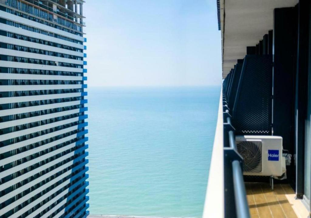 Orbi City Luxury Studio Harbour And Sea View Batoumi Extérieur photo